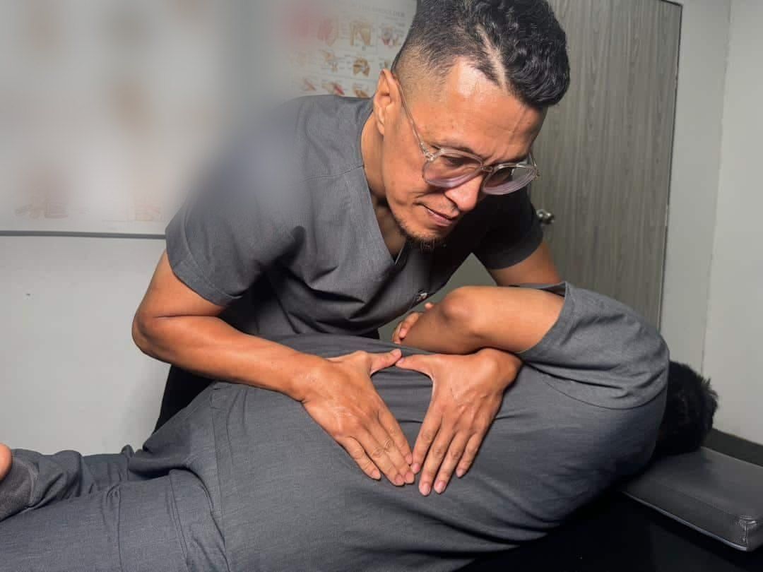 Therapist Matin melakukan bone adjustment pada pelanggan