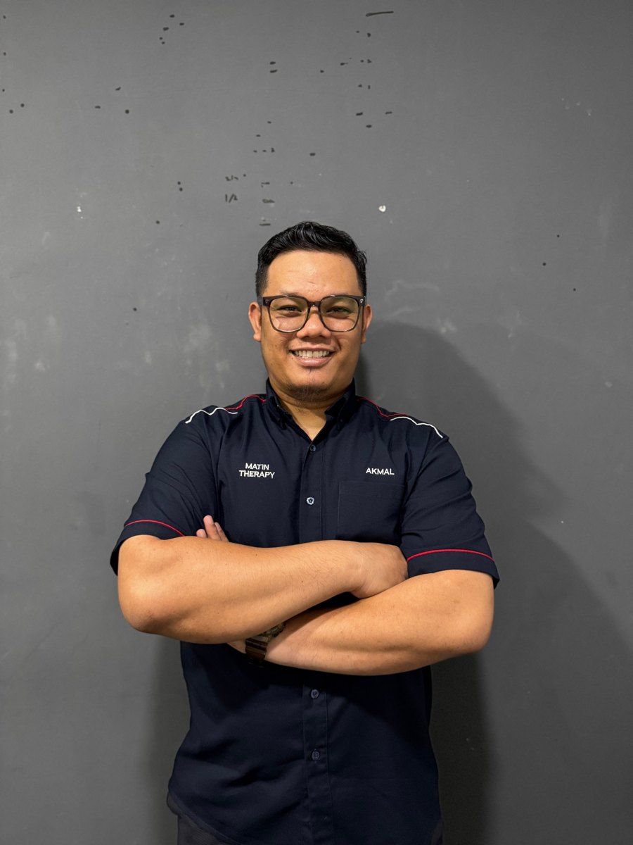 Akmal, pemilik Matin Therapy Center, berbaju seragam Matin