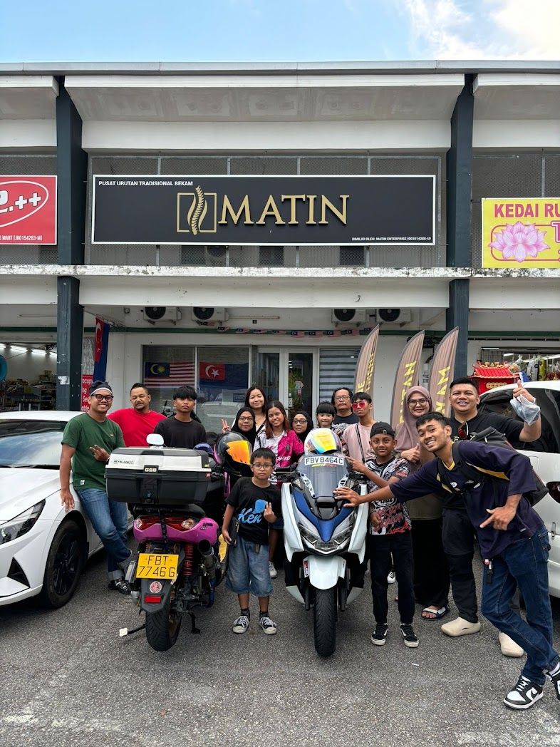 Rombongan pelanggan dari Singapura bergambar di depan kedai Matin