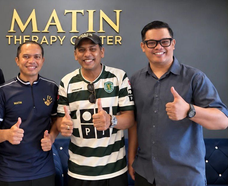 Abang Abu Mekanik Wang bergambar dengan pasukan Matin di depan logo MATIN